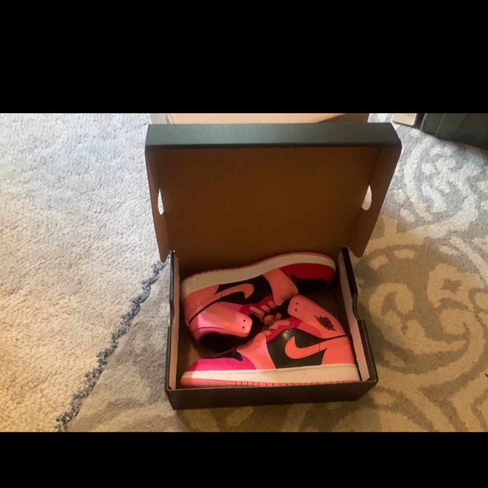 Air Jordans coral chalk
